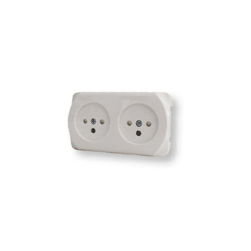 שקע YARDEN PG-2 נמוך עם תריס בטחון בצבע לבן מתח/זרם 230V/16A FETAYA